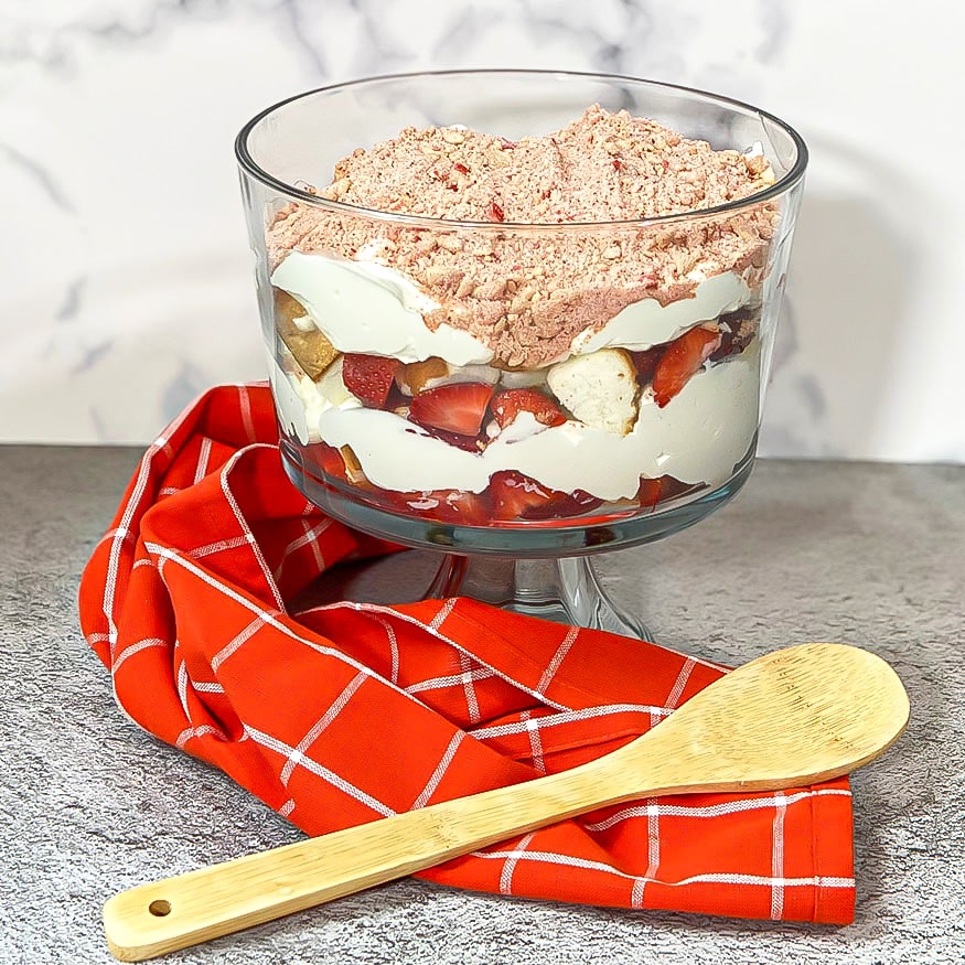 strawbery-shortcake-fruit-salad-with-strawberry-crumble-topping 2-min